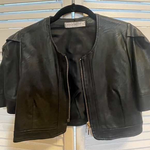 Beautiful cropped black Riñascimento
Black jacket. NWT.purchased from Dubai - Picture 5 of 5